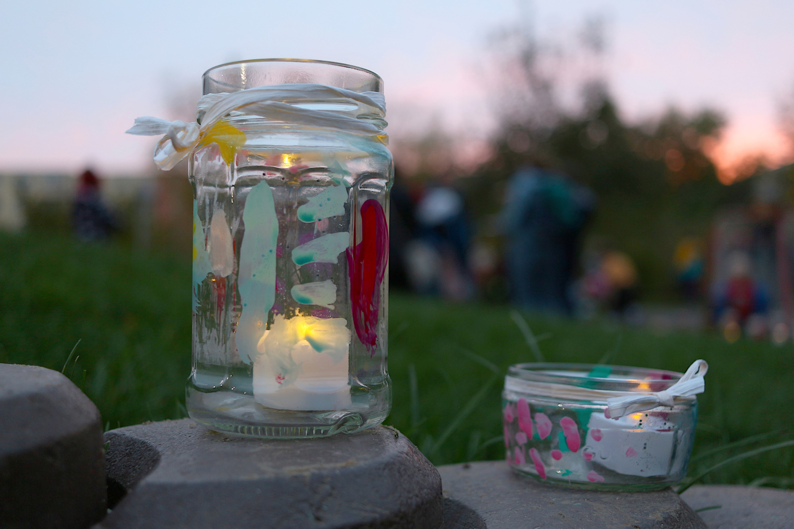 Die Kinder der Kita „Prisma“ haben aus alten Gläsern farbenfrohe Windlichter für ihr Lichterfest gebastelt (Foto: Friederike Stecklum).