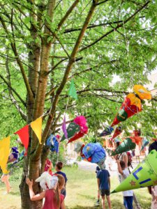 Am Zuckertütenbaum wurden aus kleinen Schultüten ausgewachsene Zuckertüten (Foto: René Graf).