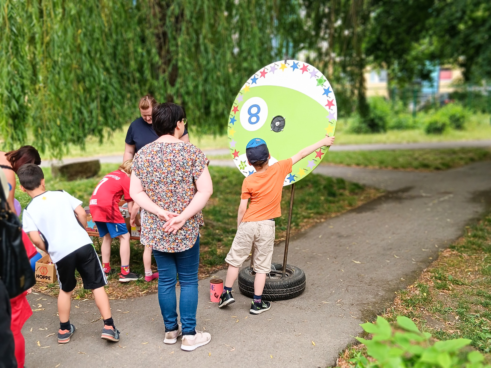 Das Sommerfest unserer Kita "Gerne Groß" bot viele Mitmachstationen. Das Glücksrad war heiß begehrt (Foto: Volkssolidarität Leipzig).