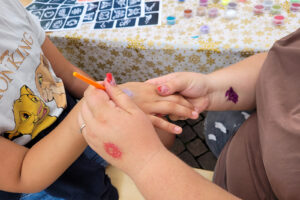 Für die Kindertattoos besuchten manche Kinder den Stand sogar mehrfach (Foto: Friederike Stecklum).