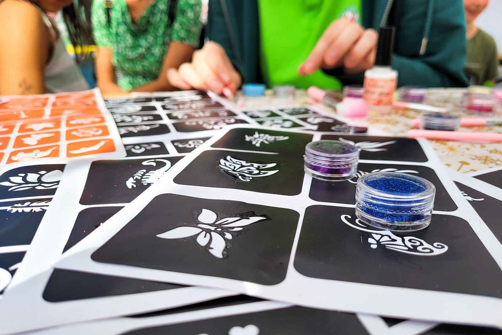 Die bunten Glitzertattoos begeisterten beim Kinderfestival an unserem Stand Groß und Klein (Foto: Friederike Stecklum).