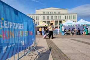 Unser Stand auf dem Augustusplatz zog viele Besucherinnen und Besucher an und lud zum Mitmachen ein (Foto: Friederike Stecklum).