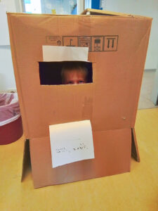 Die Kinder ließen ihrer Kreativität freien Lauf und funktionierten Kartons in Verstecke um (Foto: Nancy Pökel).