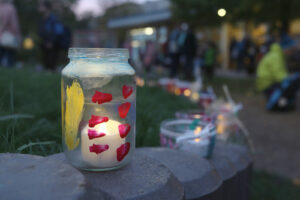 Die selbst bemalten Windlichter erhellten den Innenhof (Foto: Friederike Stecklum).