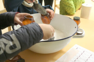 Die Kinder konnten selbst duftendes Badesalz herstellen … (Foto: Friederike Stecklum)