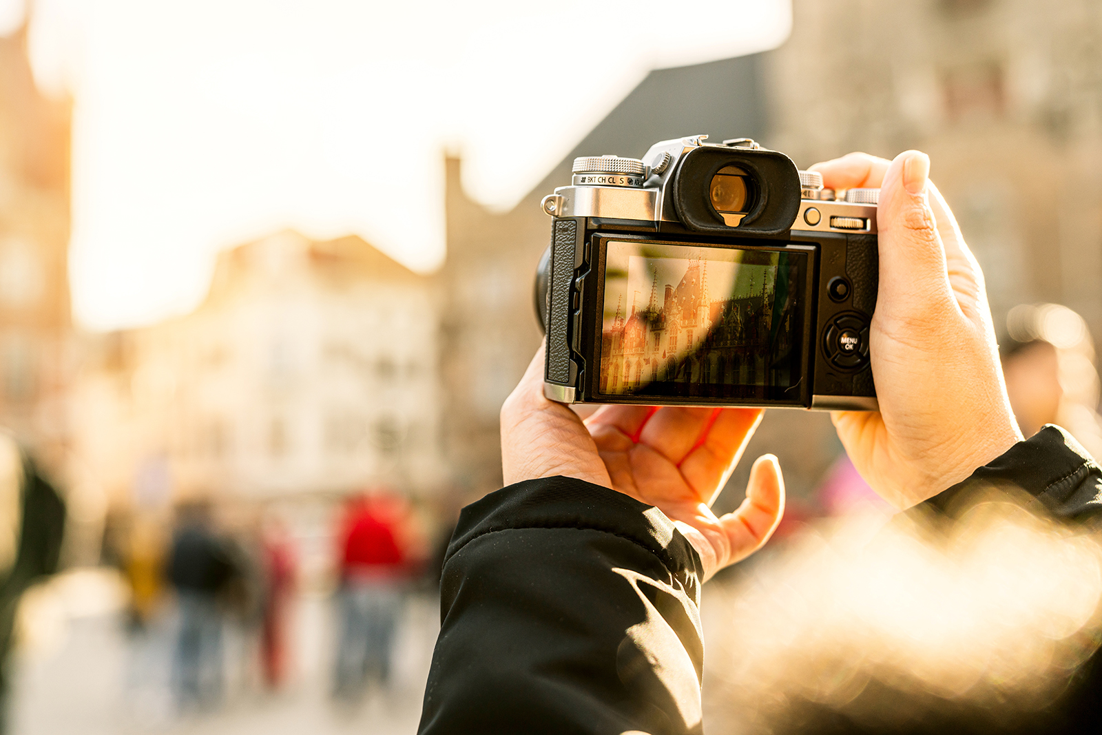 Wer Freude an digitaler und analoger Fotografie hat ist ab September herzlich zum Fototreff im Seniorentreff "Sonnenwall" eingeladen (Symbolfoto: whyframeshot - stock.adobe.com).