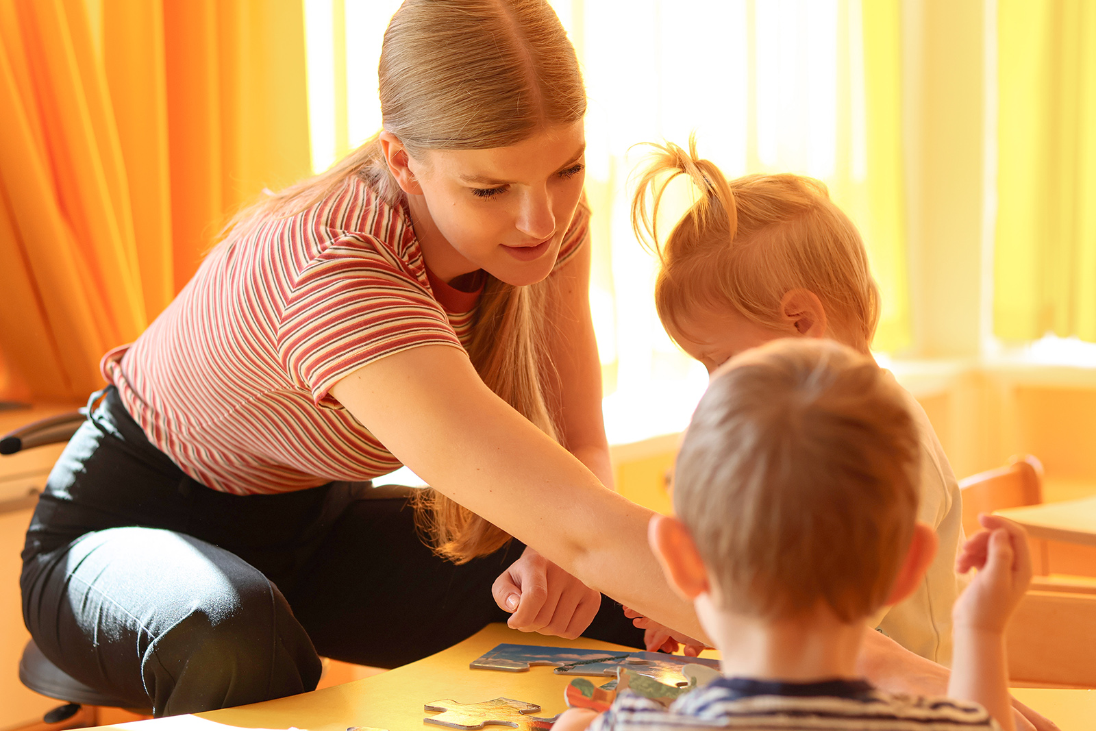 Spielerische Interaktion: Emma Münzer unterstützt an ihrem Tag in unserer Kita Prisma die Kinder bei der Suche nach dem richtigen Puzzleteil (Foto: Friederike Stecklum).