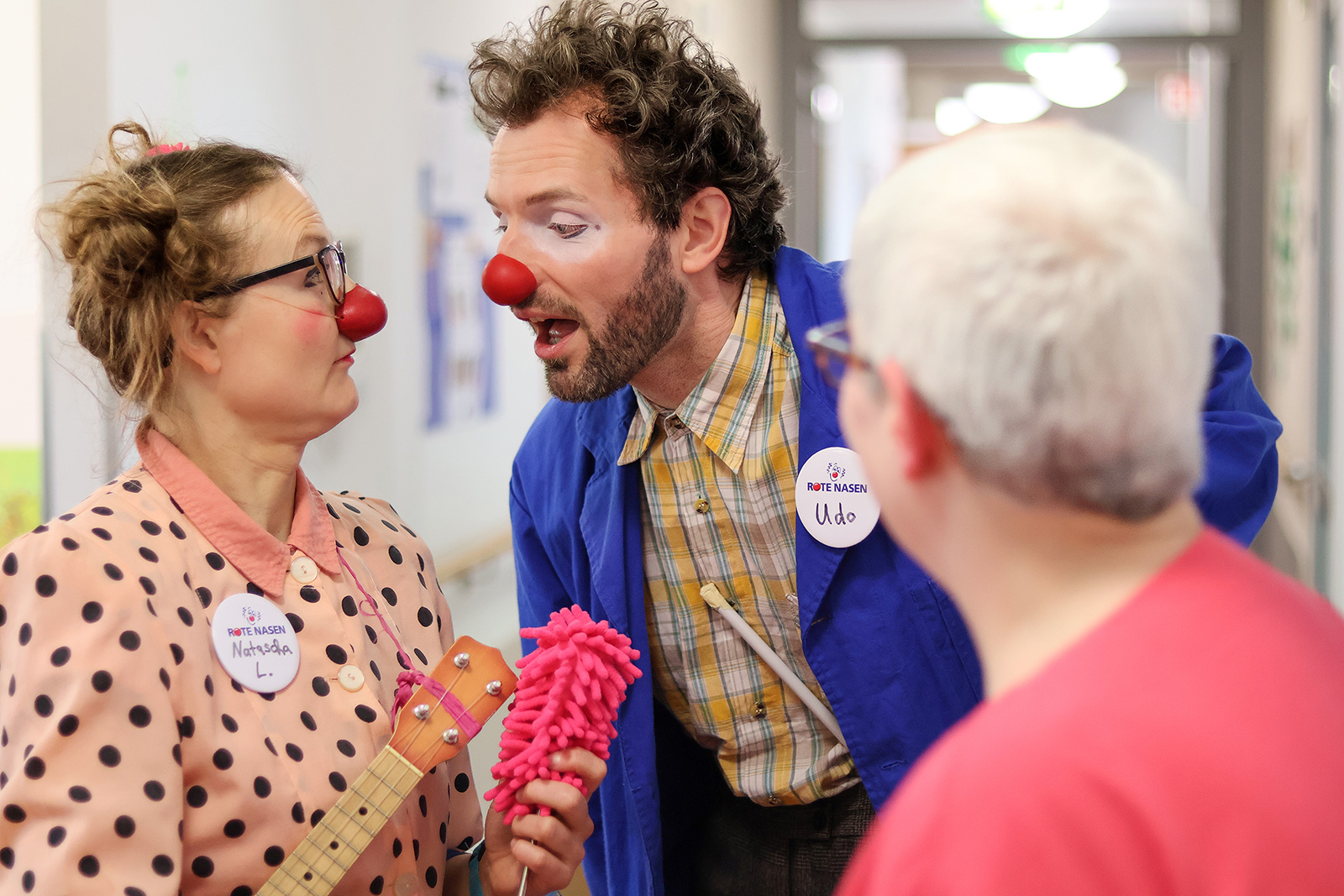 Mit Spaß geht es gleich viel leichter: Die Belastung im Pflegealltag für Personal und Bewohner*innen zu reduzieren ist eines der Ziele des Pilotprojektes "Humor in der Pflege" (Foto: Friederike Stecklum).