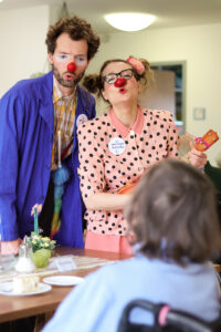 Spielerisch reagieren die Clowns auf die Bedürfnisse der Bewohner*innen und beziehen sie in ihre Improvisationen mit ein (Foto: Friederike Stecklum).