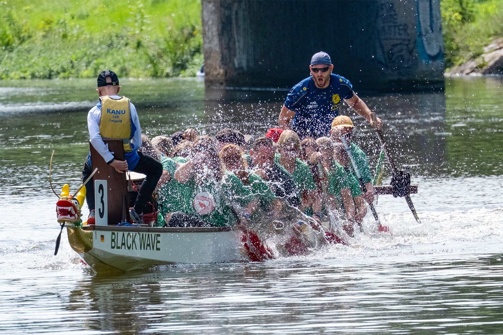 Mit voller Kraft paddelte unser Team "VS-Flussdrachen" auf dem Elsterflutbett (Foto: SG LVB Abt. Kanu).