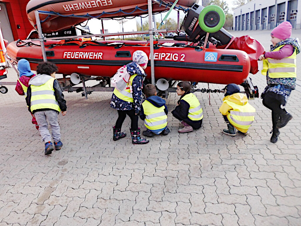 Auf dem Gelände der Feuerwehr gab es für die Kinder der Hasengruppe bei ihrem Ausflug viel zu entdecken (Foto: Ines Zarnke).