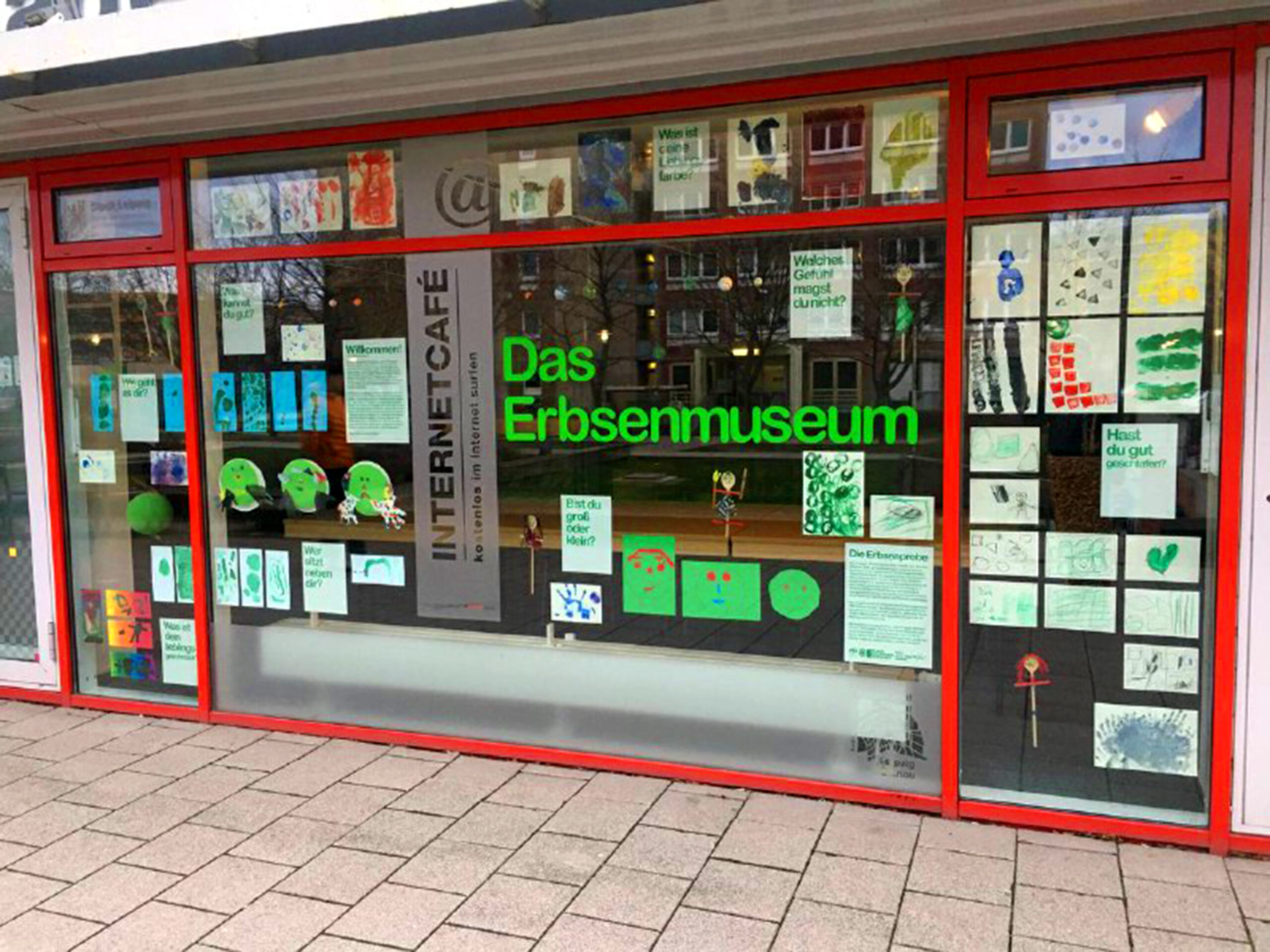 Schaufensterausstellung des Kinderkunstprojekts "Erbsenprobe"