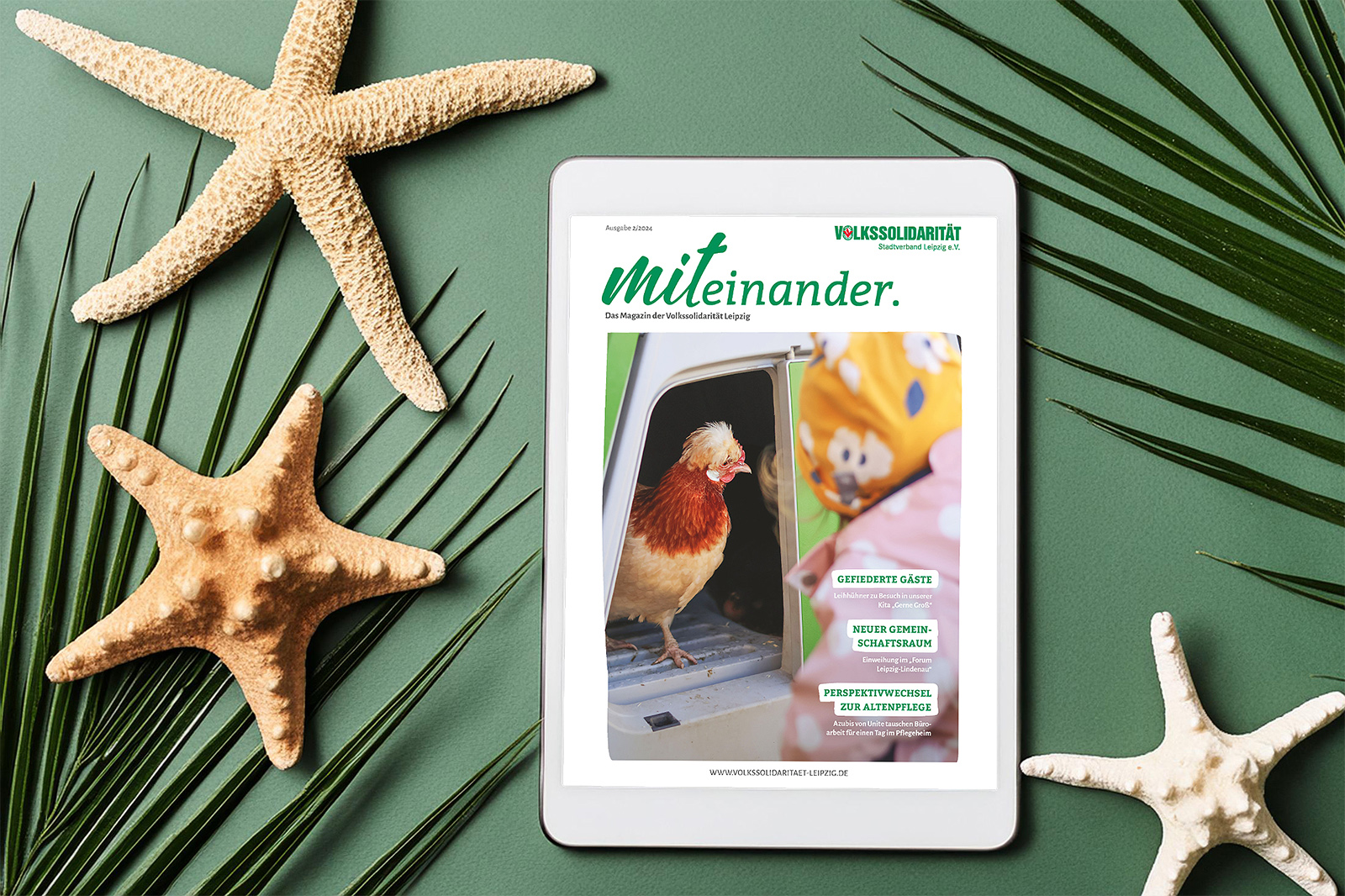 "Perfekte Sommerlektüre: Entdecken Sie die neue Ausgabe unseres Magazins auch digital als PDF (Collage mit Material von Adobe Firefly und Magazincover).