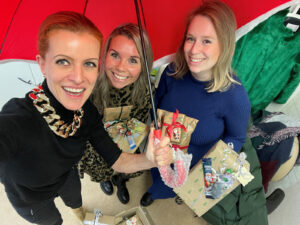 Der Nikolaus brachte den Tabaluga-Kindern einzeln liebevoll verpackte Geschenke der HypoVereinsbank Leipzig. Überreicht wurden sie von den Mitarbeiterinnen Franziska Mosig und Marie Carlsen. Foto: Anja Rieck