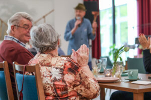 In gemütlicher Runde genossen die Gäste das Rahmenprogramm von "Der Hausmeister" (Foto: Friederike Stecklum).