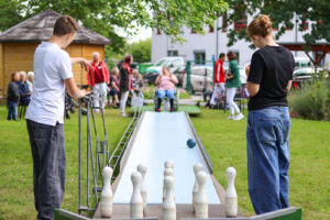 Die Praktikant:innen unserer Altenpflegeheime unterstützten an ihrem "Sozialen Tag" tatkräftig das Kegelturnier im Garten (Foto: Friederike Stecklum).