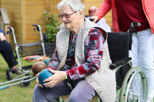 Und sorgte für einen abwechslungsreichen Vormittag bei Senior:innen und Praktikant:innen gleichermaßen (Foto: Friederike Stecklum).