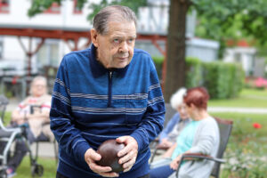 Die Senior:innen legten sich kräftig ins Zeug, angefeuert vom Publikum (Foto: Friederike Stecklum).