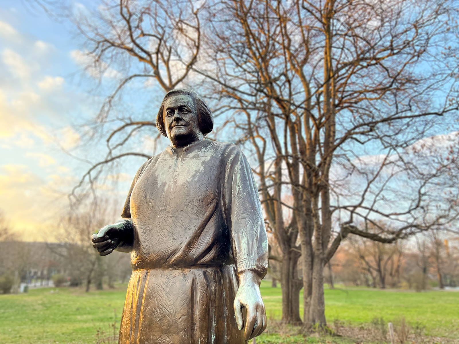 Clara Zetkin kämpfte für die Rechte der Frauen und lebte zeitweise in Leipzig. Ihr zu Ehren steht in der Messestadt ein Bronzestandbild nördlich des Herzliya-Platzes am Rand des Johannaparks, gegenüber dem Clara-Zetkin-Park (Foto: Ulrike Gierth).