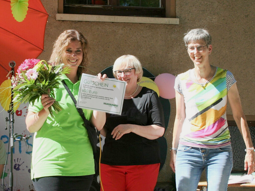 Martina Scharff (m.) und Manuela Wege (r.) überreichen Kita-Leiterin Annett Gräber einen Gutschein über 600 Euro. (Foto: Volkssolidarität Leipzig)