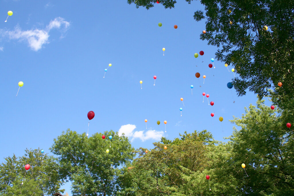 100 bunte Luftballons stiegen auf und verteilten Wünsche der Kinder in alle Richtungen.