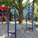 Spielplatz der Kindertagesstätte mit einer Rutsche und mehreren Klettergeräte