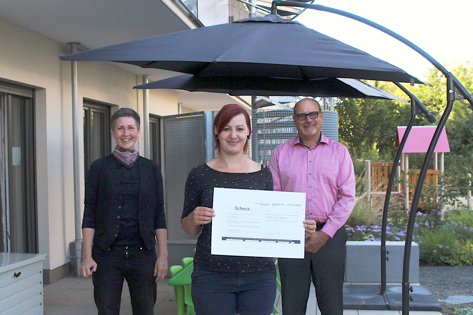 Thomas Marschall, Geschäftsführer der KCT Systemhaus GmbH, (r.) überreichte Einrichtungsleiterin Sandra Wolfersdorf (Mitte) und Kati Neudert-Czuchra (l.), Mitarbeiterin im pädagogischen Fachbereich, den Spendenscheck für die Kinderwohngruppe Südvorstadt. (Foto: Friederike Stecklum)