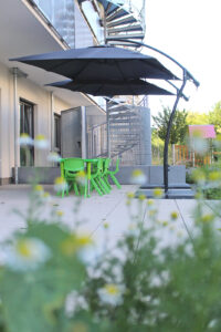 Von dem gespendeten Geld konnte die Kinderwohngruppe Südvorstadt eine Sitzgruppe für die Terrasse und Sonnenschirme anschaffen. (Foto: Friederike Stecklum)