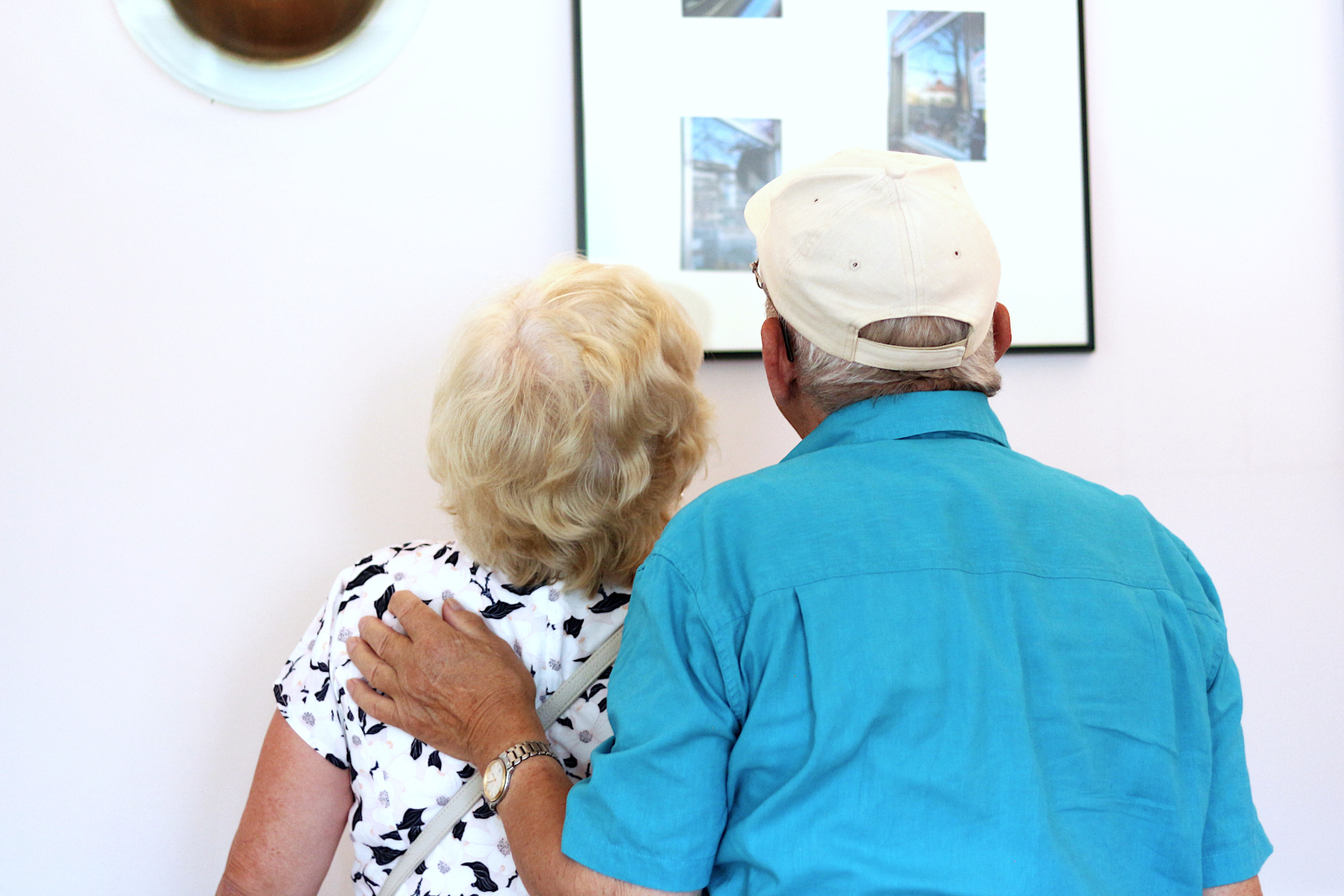 Die Besucherinnen und Besucher kamen zahlreich zur Vernissage der Ausstellung "Connewitz in Bildern" (Foto: Friederike Stecklum)