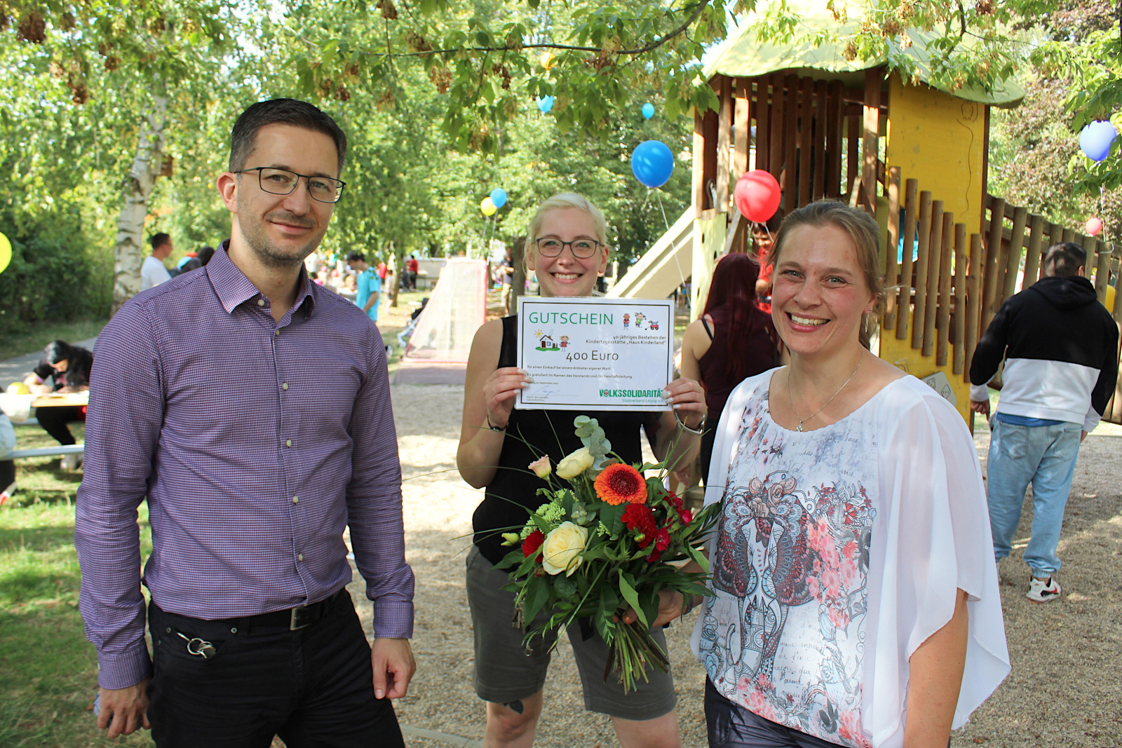 Kita-Leiterin Julia Knigge (r.) und ihre Stellvertreterin Melanie Scharf freuen sich über den 400-Euro-Gutschein, den Geschäftsführer Martin Maciejewski überreichte. (Foto: Ulrike Gierth)