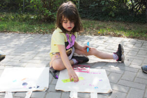 Amelie macht aus ihrem Stoffbeutel ein kleines Kunstwerk. (Foto: Ulrike Gierth)
