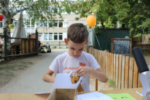 Leo bastelt sich einen Anstecker. (Foto: Ulrike Gierth)