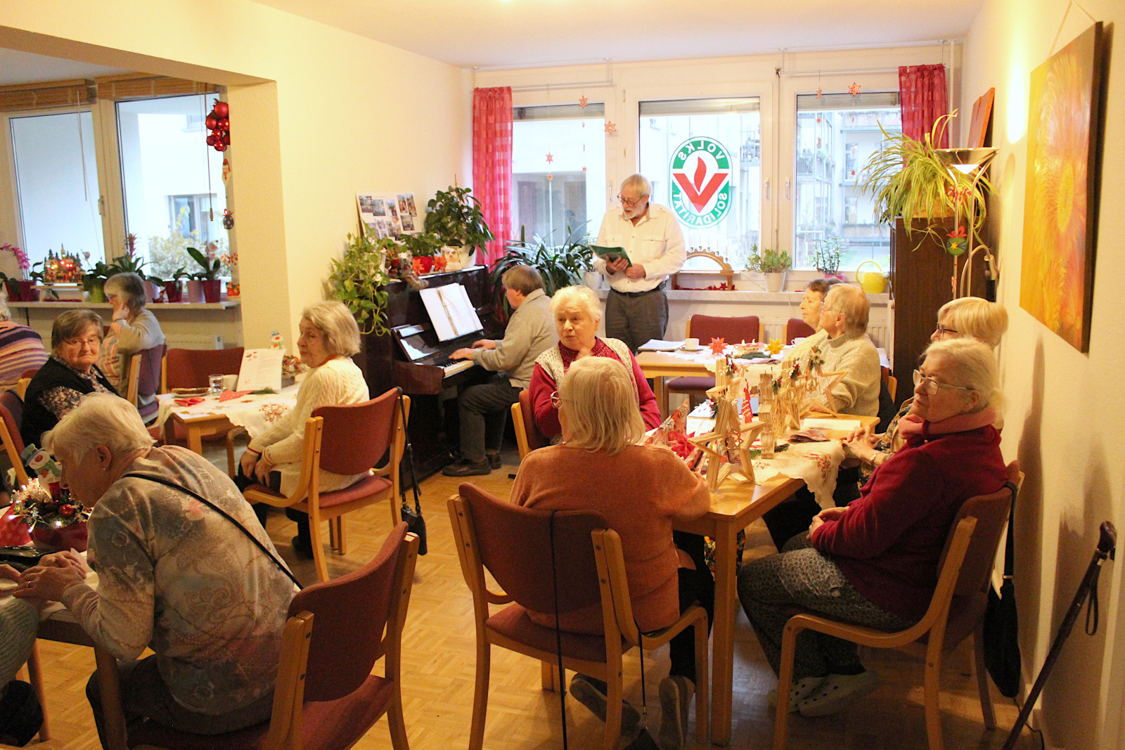 Bei der Weihnachtsfeier der Mitgliedergruppe 411 sorgte das gemeinsame Musizieren für vorweihnachtliche Stimmung (Foto: U. Gierth).