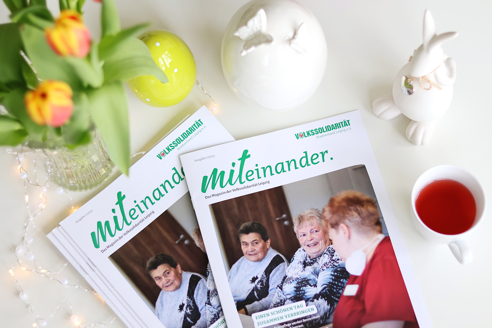 Druckfrisch für Sie erschienen: Die erste Ausgabe unseres Magazins MITEINANDER im Frühjahr 2023 (Foto: Friederike Stecklum).