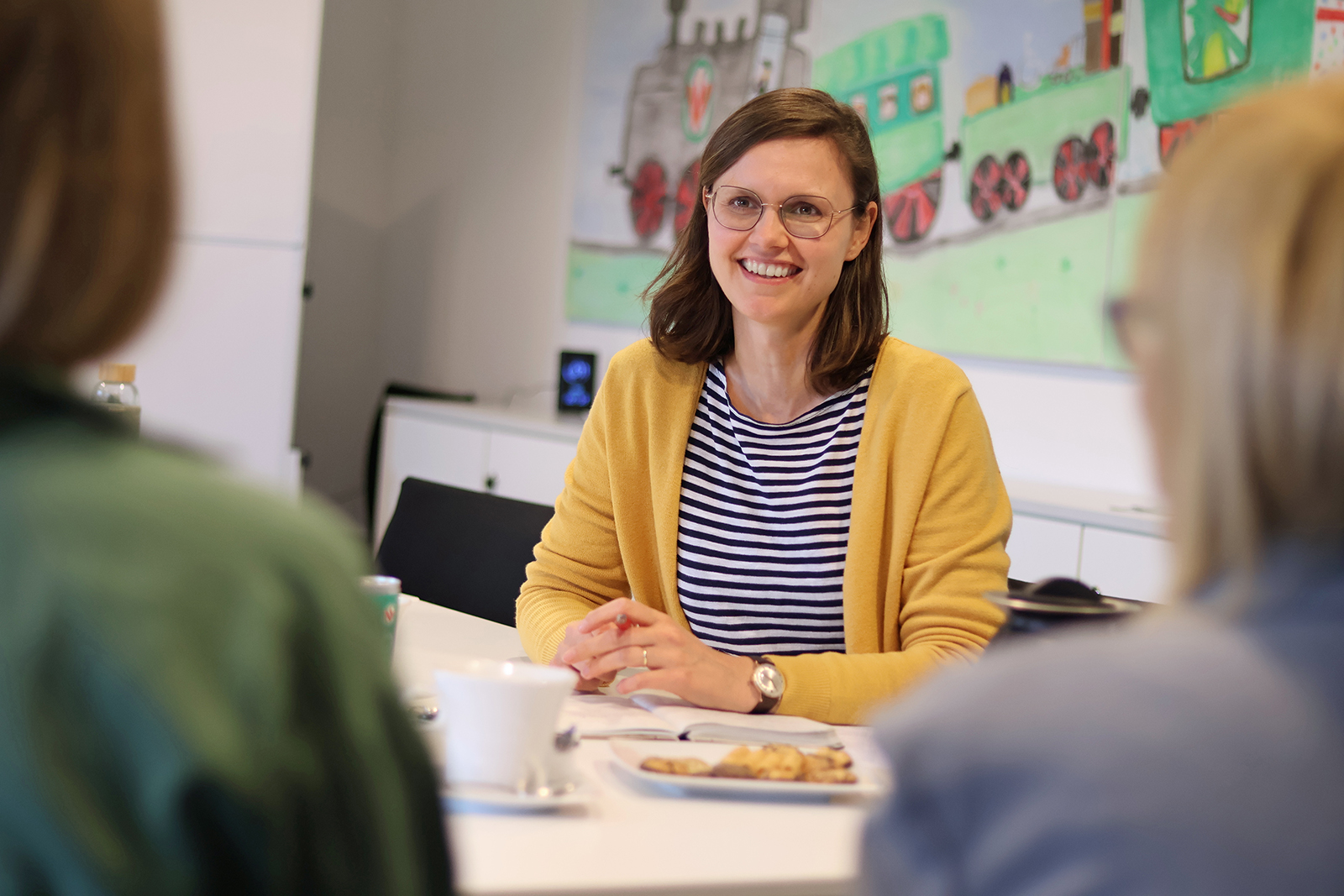 Kerstin Schnabel und Annette Brechtmann erzählen Stadtverbands-Sprecherin Ulrike Gierth (m.) aus ihrer Arbeit in den Kitas „Bummi“ und „Haus Kinderland“ (Foto: Friederike Stecklum).