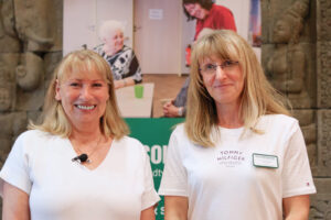 Die sächsische Staatsministerin für Soziales und Gesellschaftlichen Zusammenhalt Petra Köpping (l.) am Stand der Volkssolidarität Leipzig mit Silke Eilenberger (r.) (Foto: Friederike Stecklum).