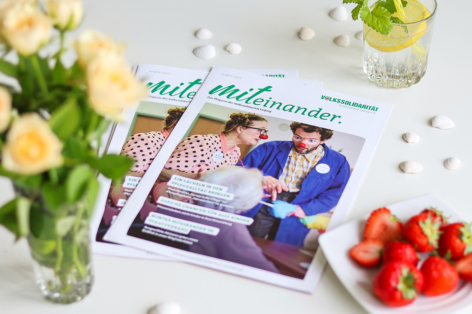 Neuer Lesestoff frisch aus der Druckpresse: Die zweite Ausgabe unseres Magazins MITEINANDER lädt zum Schmökern ein (Foto: Friederike Stecklum).