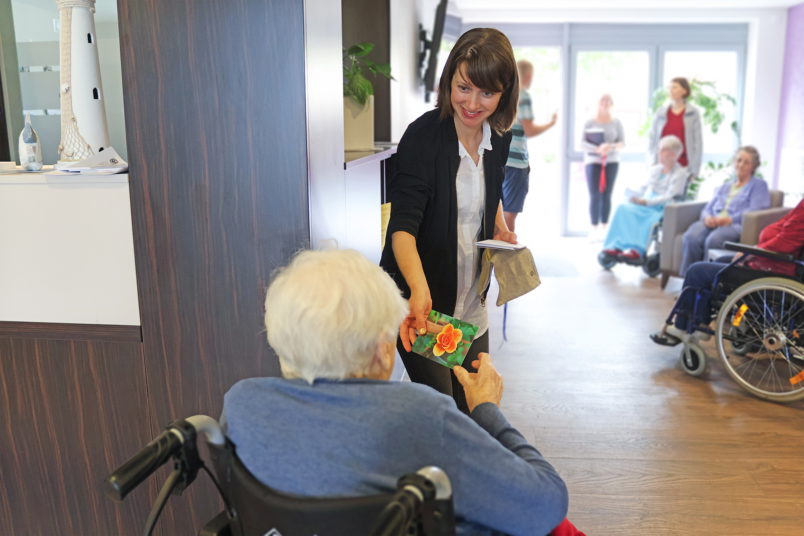 Herzliche Grüße für Gerda: Die Seniorin erhält von Judith Heese von der Freiwilligen-Agentur Leipzig eine Postkarte (Foto: Ulrike Gierth).