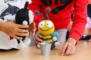 Die Kinder nutzen die Handpuppen Otto und Wanda für Rollenspiele (Foto: Friederike Stecklum).