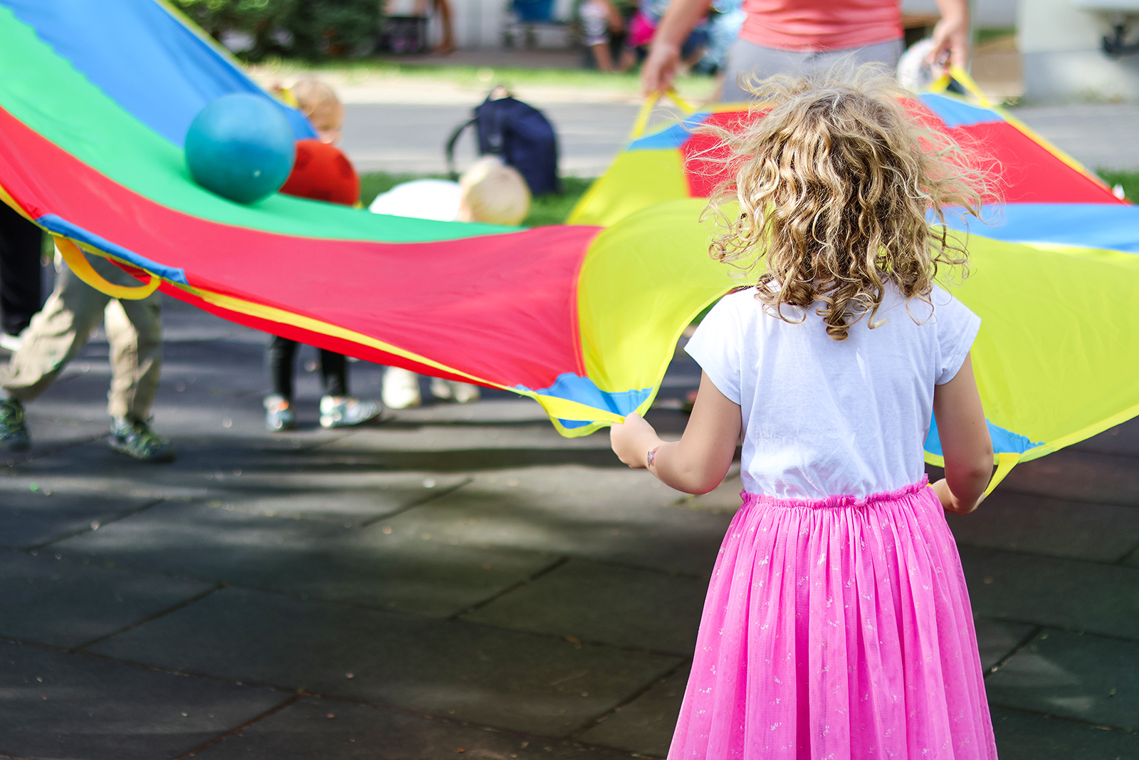 Die zahlreichen Mitmachstationen des Kinderfestes in unserer Kita "Max und Moritz" standen im Zeichen des Mottos „Farben“ (Foto: Friederike Stecklum).