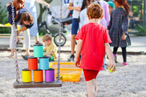 Beim Dosenwerfen stellten die Kinder ihre Geschicklichkeit unter Beweis (Foto: Friederike Stecklum).