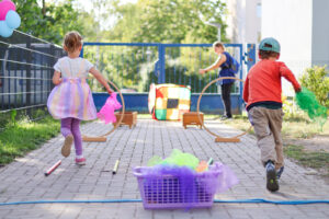 Sportlich ging es beim Hindernislauf zu (Foto: Friederike Stecklum).