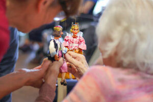Nach dem Auftritt der Marionetten war das Anfassen der Puppen ausdrücklich erwünscht (Foto: Friederike Stecklum).