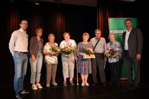 Karin Uder, Martina Schmieder, Marion Siebeneichner, Karl-Heinz Voigt und Dr. Hildegund Bretschneider (ab 3.v.l.) erhielten die bronzene Solidaritätsnadel. Geehrt wurden sie von Sozialbürgermeisterin Martina Münch (2.v.l.), Olaf Wenzel und Martin Maciejewski.