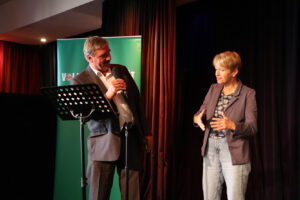 Olaf Wenzel mit Sozialbürgermeisterin Martina Münch auf der Bühne.