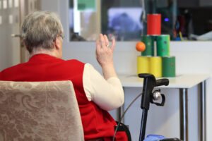 Nach anfänglicher Skepsis hatten die Senior*innen viel Freude beim Dosenwerfen (Foto: Friederike Stecklum).