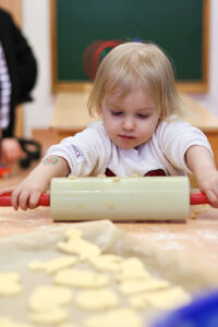 Endlich Teig ausrollen: Josie hat sich schon lange aufs Backen gefreut (Foto: Friederike Stecklum).