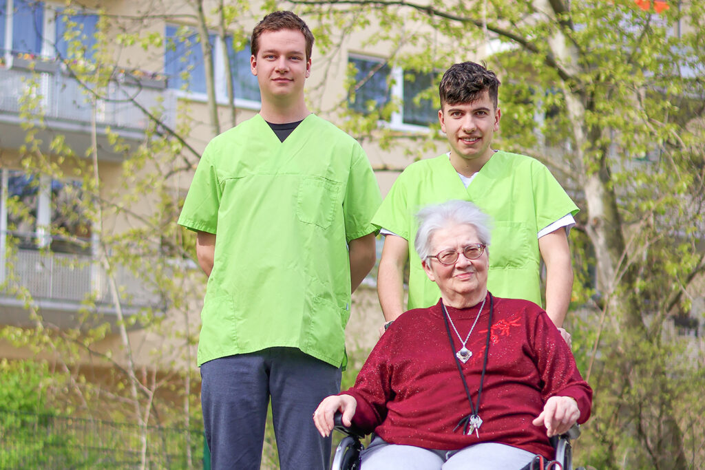 Tom Naumann und Georg Bauch (r.), Azubis der Firma Unite, tauschen einen Tag lang ihren Bürojob gegen einen Einsatz in der Altenpflege ein (Foto: Friederike Stecklum).