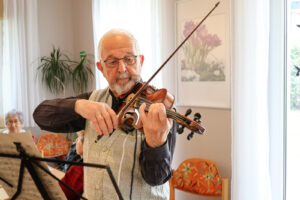 Manfred Soldner an der Geige (Foto: Ulrike Gierth).