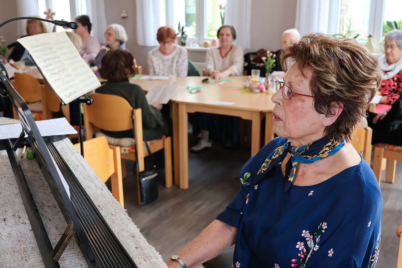 Karola Patzer begleitet die Ranstädter Lerchen am Flügel (Foto: Ulrike Gierth).